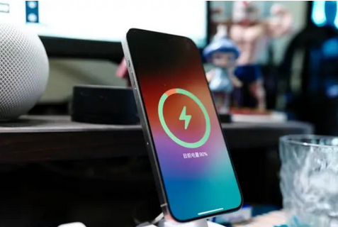 望牛墩镇苹果15换屏服务分享用什么充电器给iPhone15充电更好 